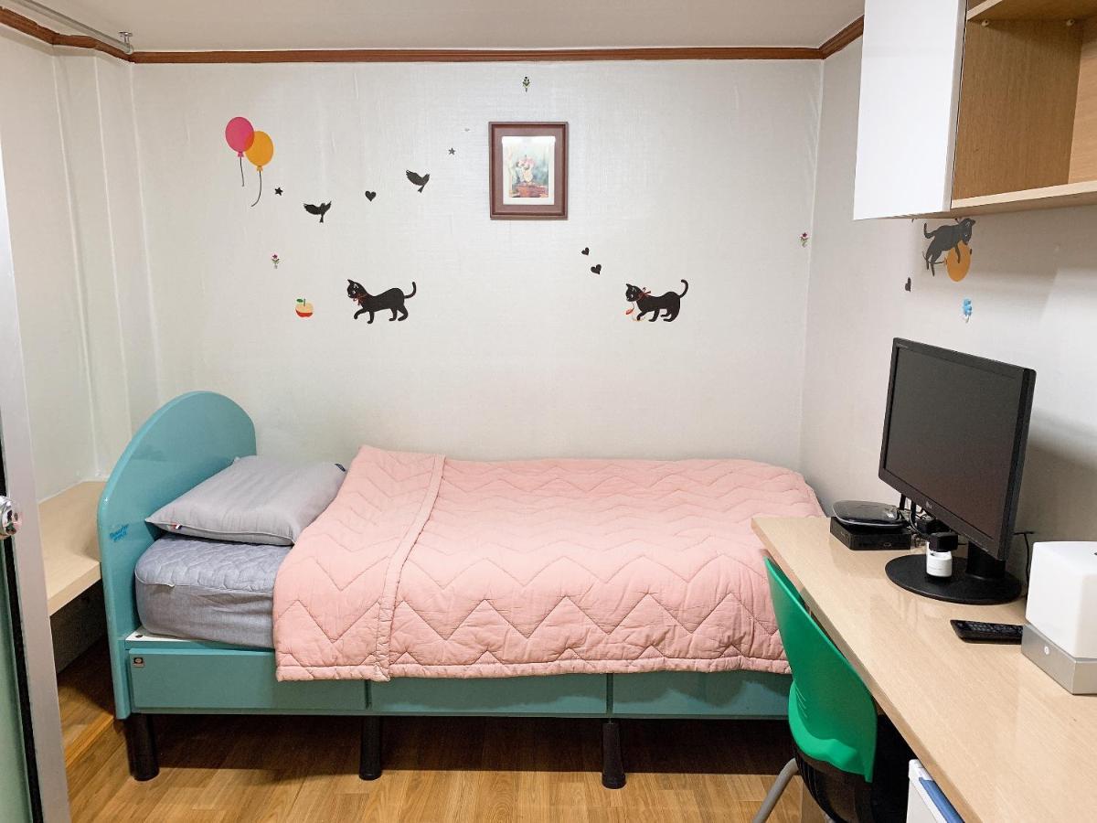 Hostel Living Castle Hongdae