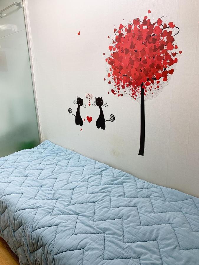 Living Castle Hongdae Hostel *