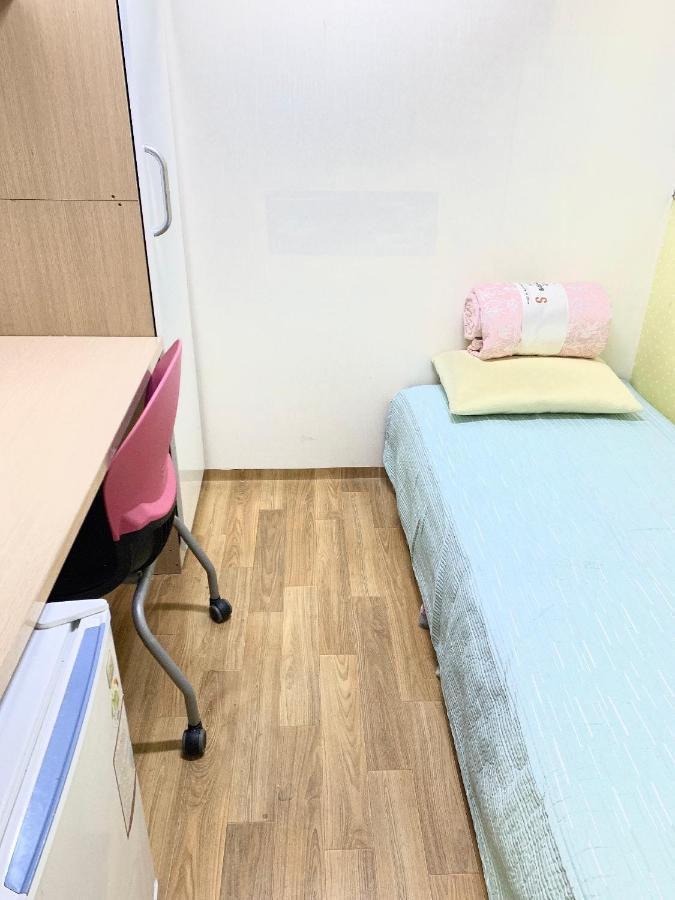 Hostel Living Castle Hongdae *