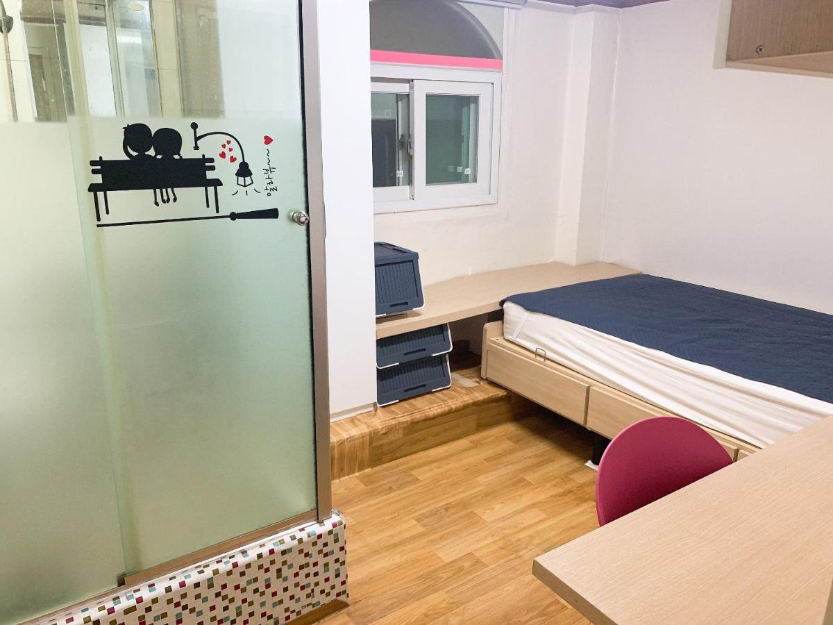 Hostel Living Castle Hongdae *