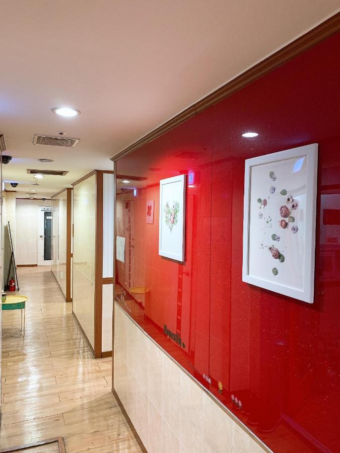 Living Castle Hongdae Hostel *